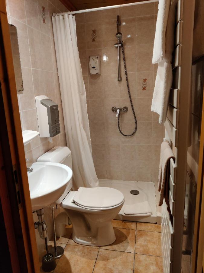 Tweepersoonskamer met 2 Aparte Bedden en Douche