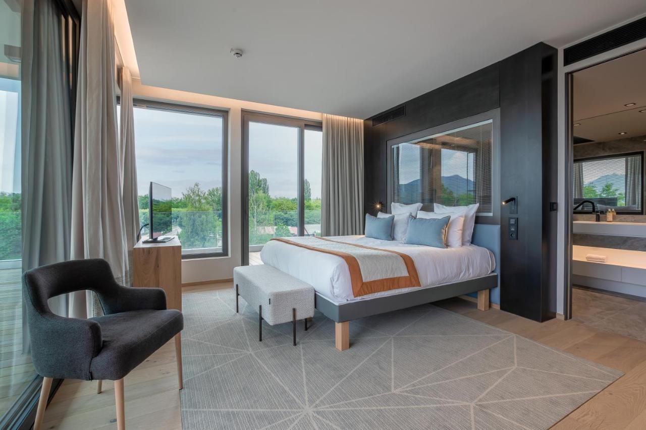 Penthouse terrace Lake Side complimentary spa access,1285949806:JPEG