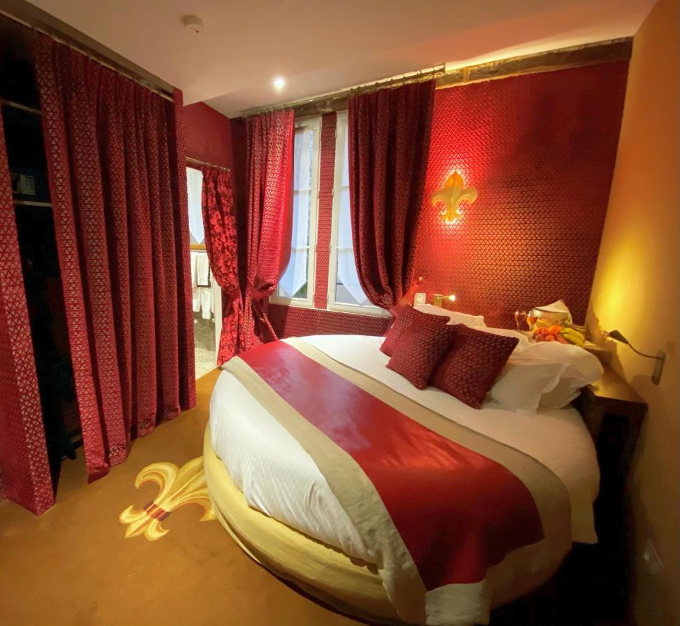 Double Room Round Bed