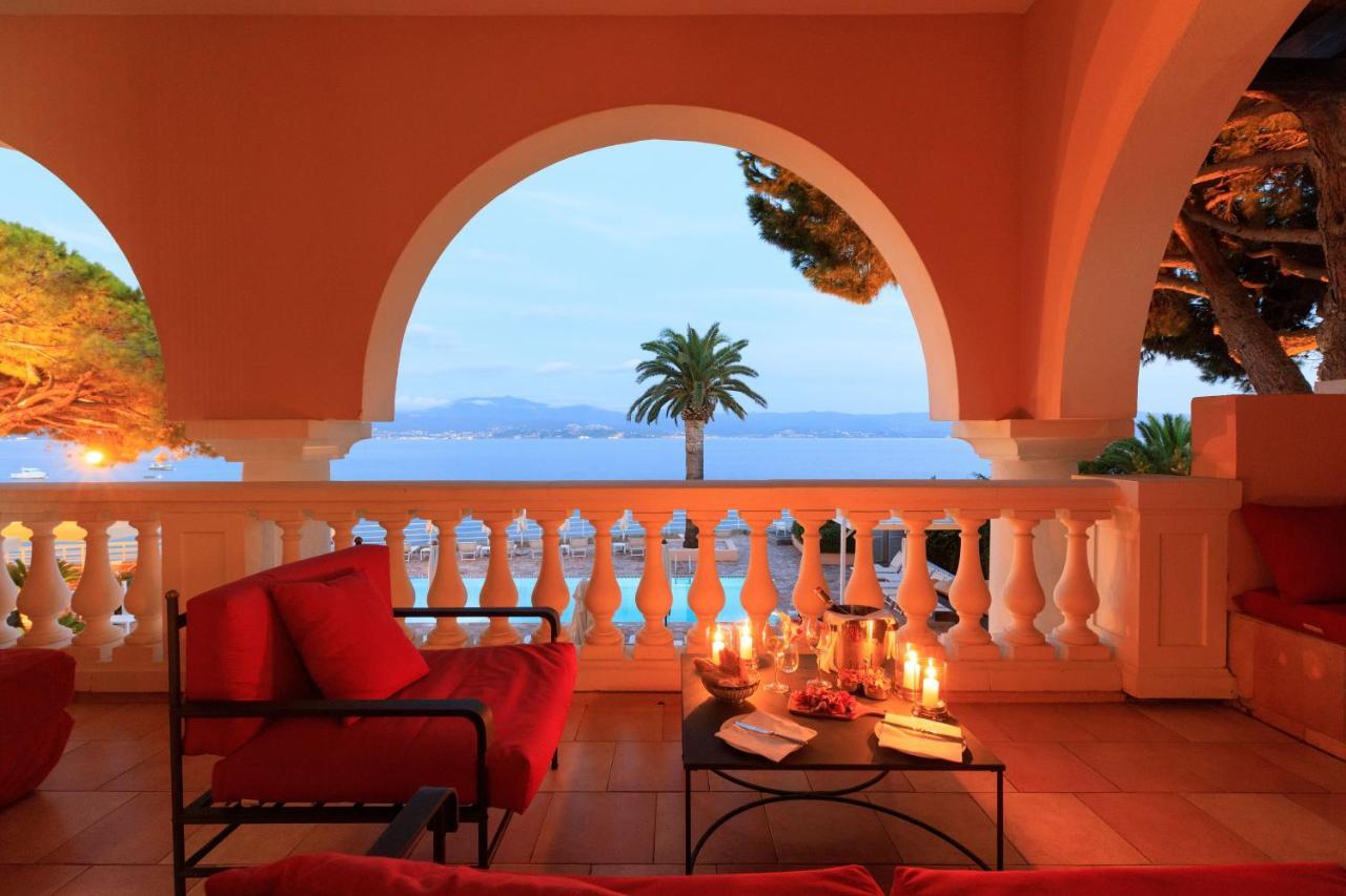SIGNATURE ROOM – Living room and terrace with sea view