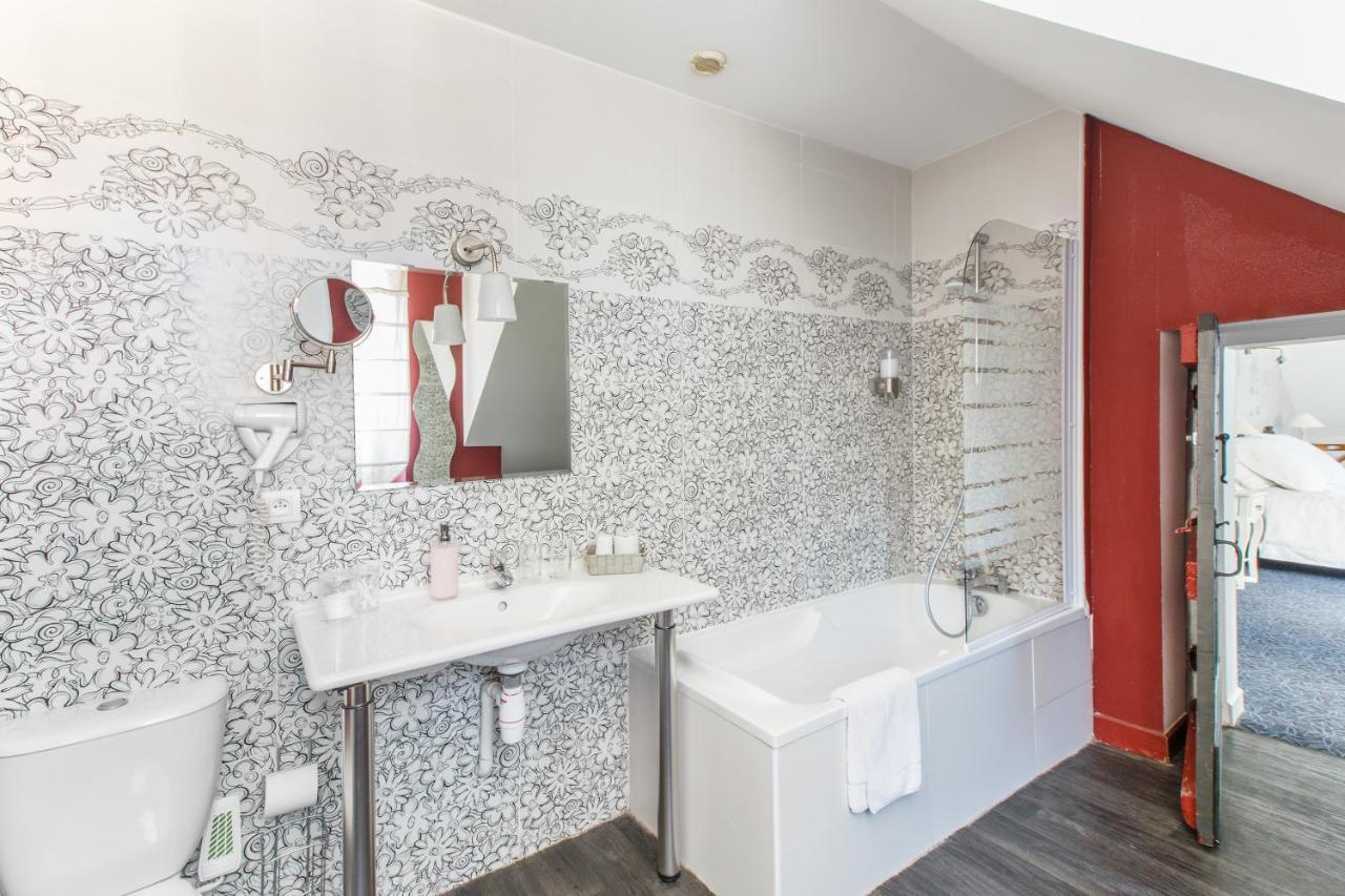 Family Room Private Bathroom
