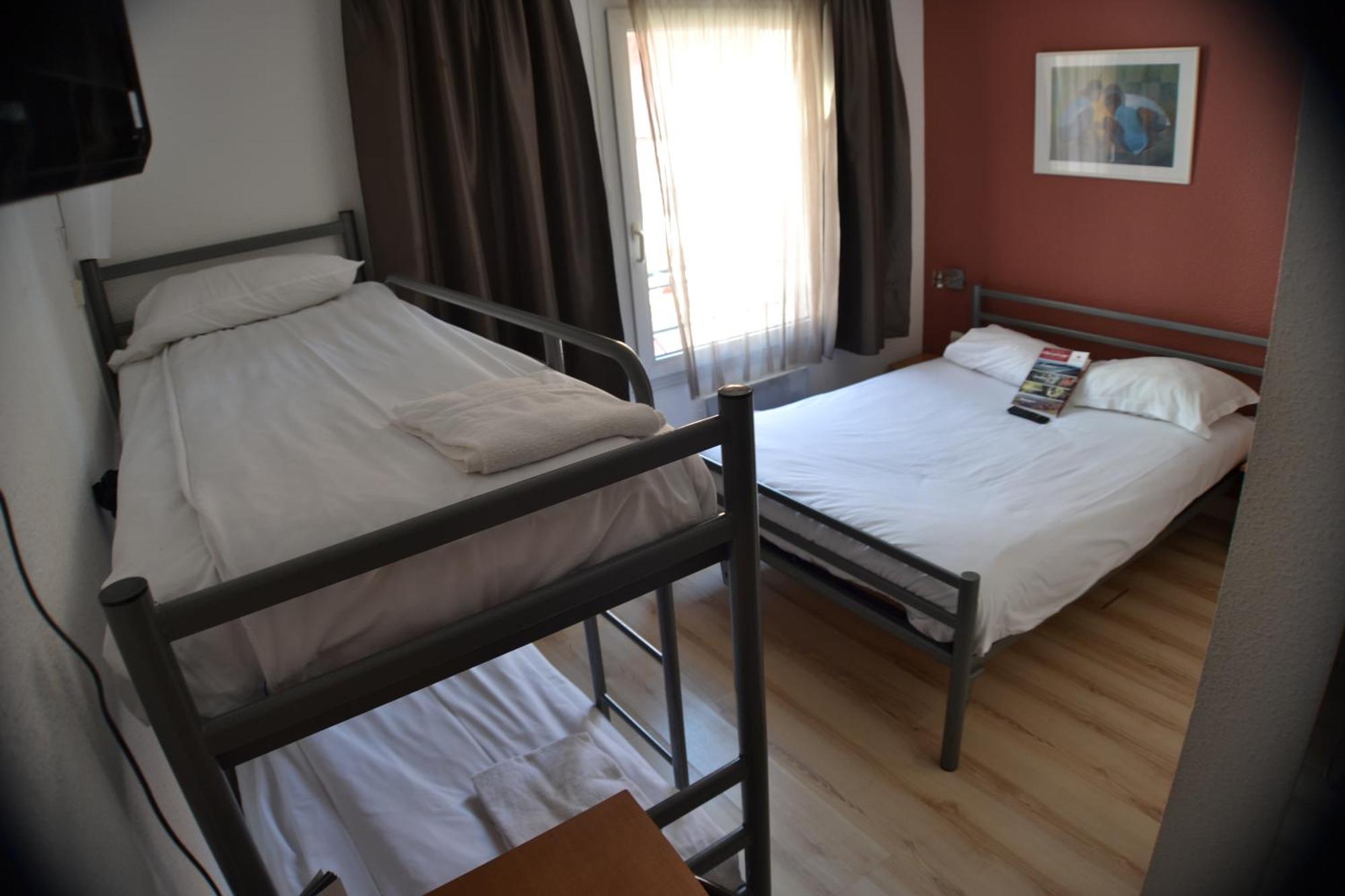 Habitación Cuádruple con 1 cama doble y 2 literas
