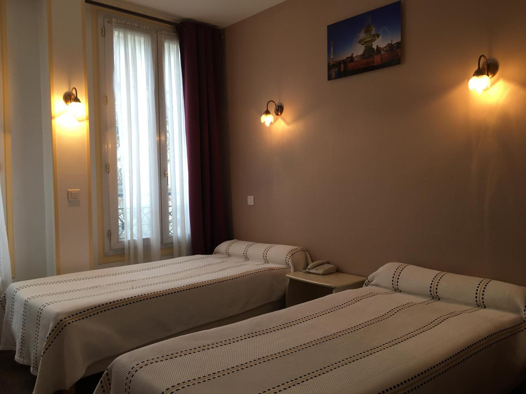 Tweepersoonskamer met 2 Aparte Bedden en Douche