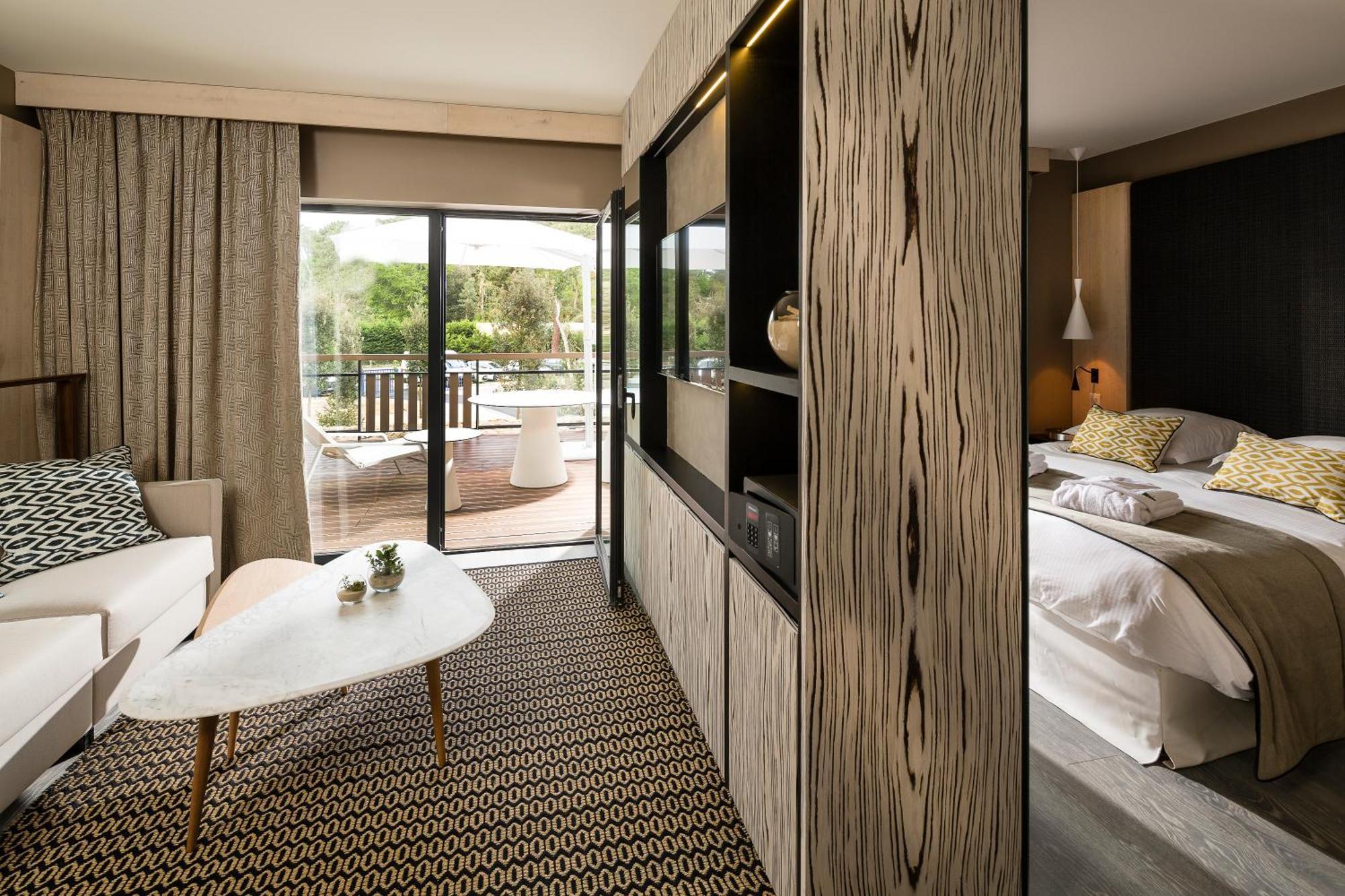Deluxe Suite Spa Bath
