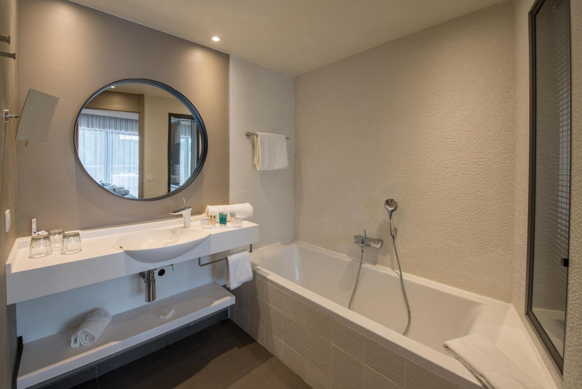 Deluxe Suite Spa Bath