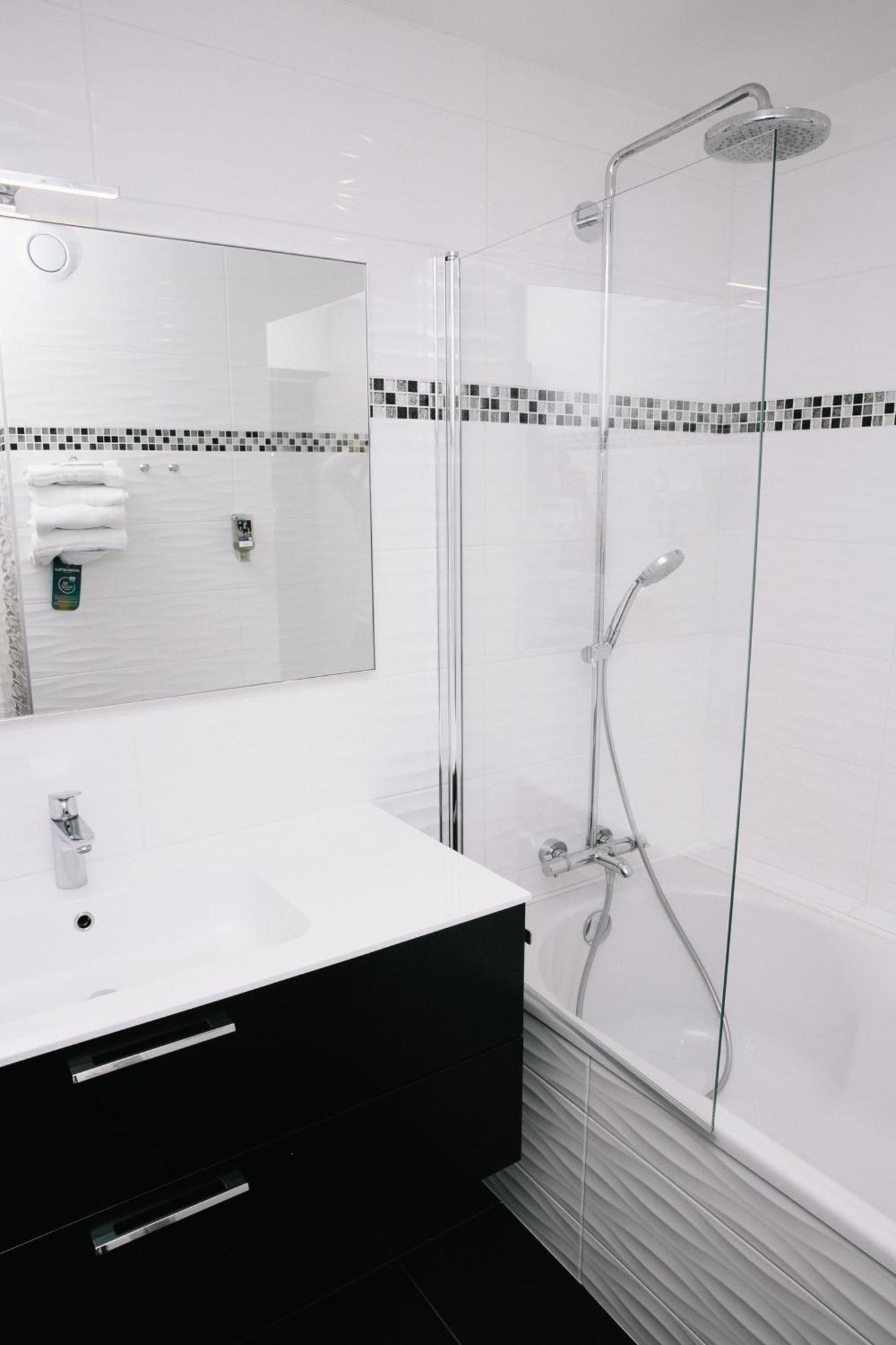 Standard Room with One Double Bed and One Single Bed,1636740052:JPEG