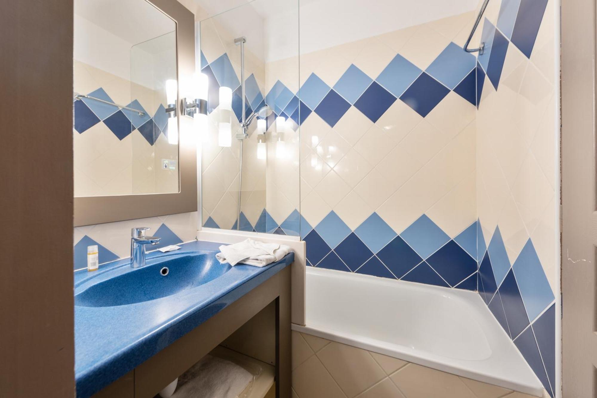 One-Bedroom Apartment with Sleeping Alcove and Air Conditioning (6 People)