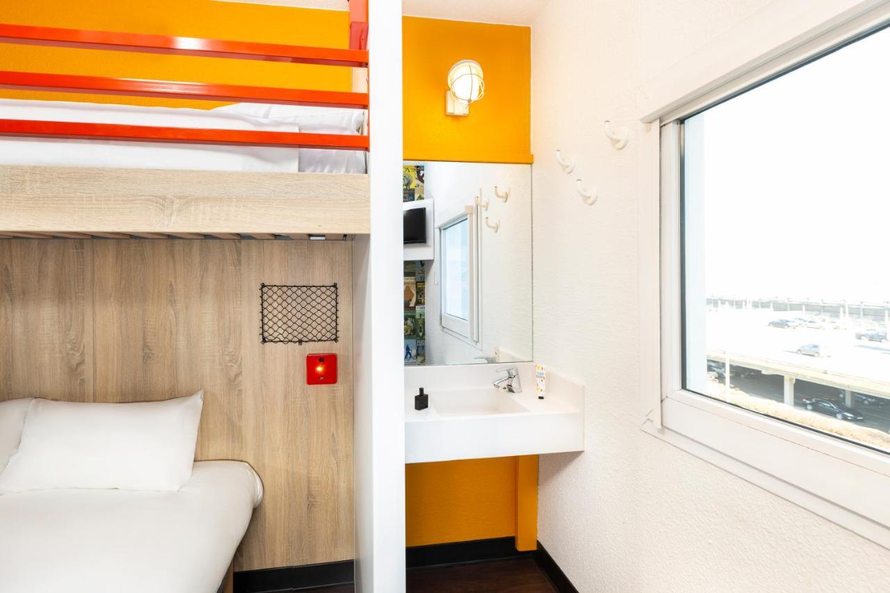 Bedroom Twin Beds One Bunk Bed
