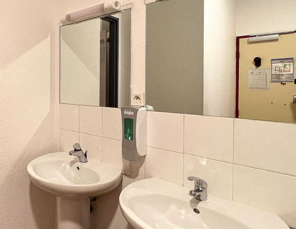 Bed in 7-Bed Female Dormitory with Ensuite Shower – Shared Toilets