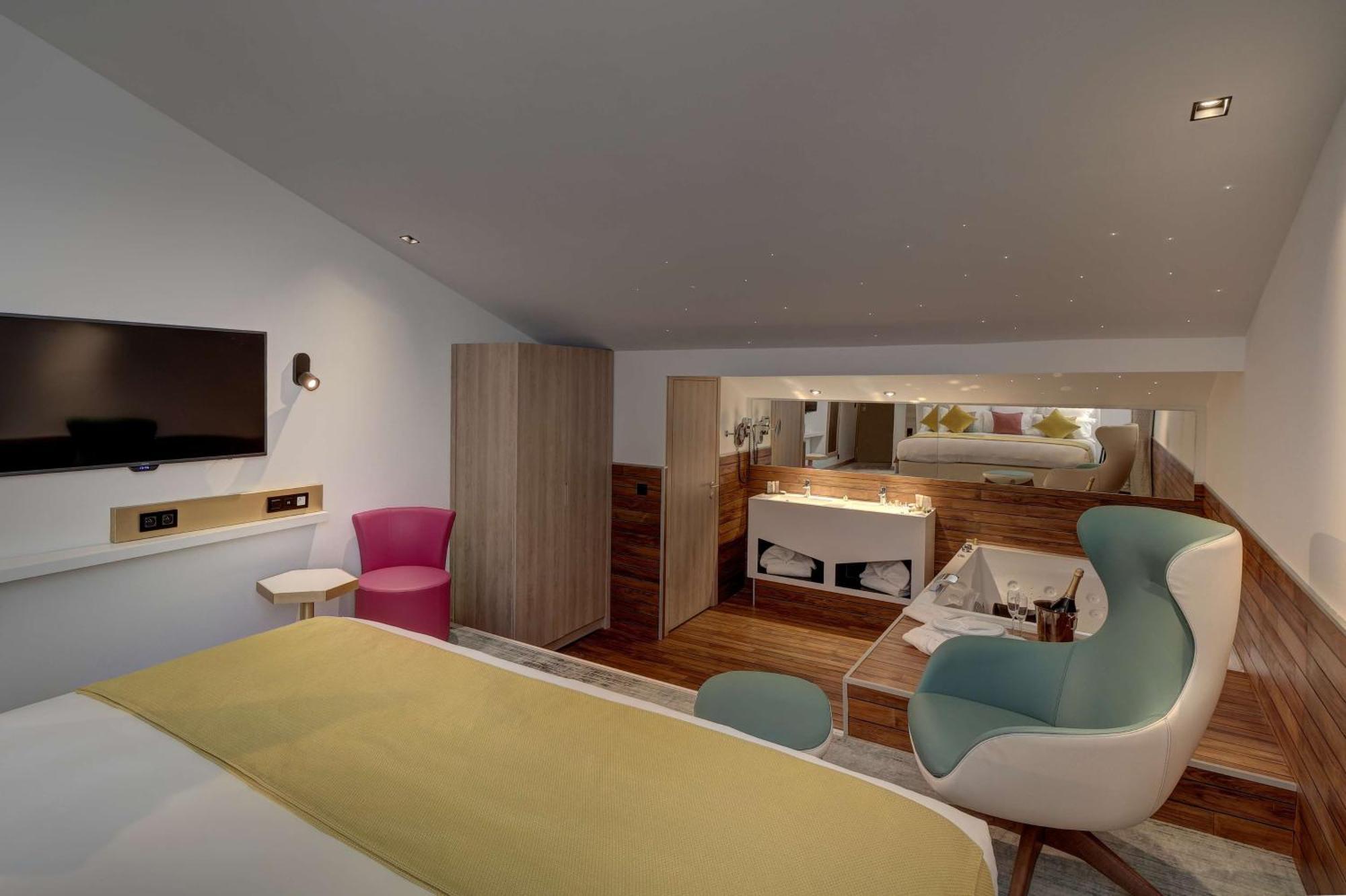 King Suite Bathtub