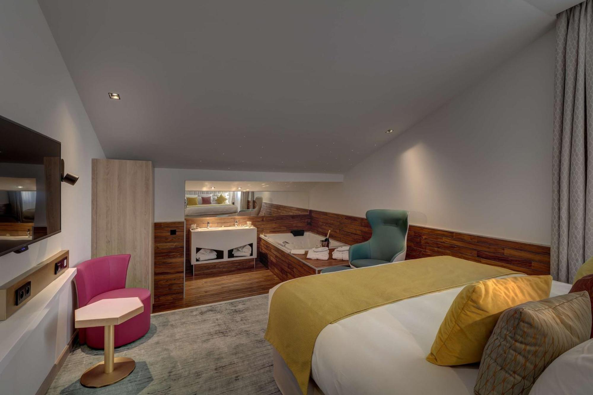 King Suite Bathtub