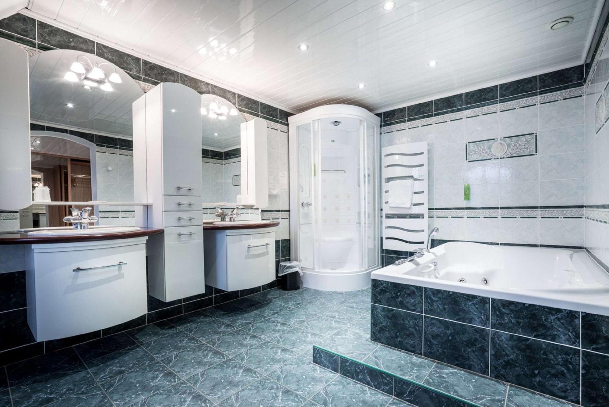 Two-Room Family Suite Two King Beds Spa Bath Valley View or Non-Smoking