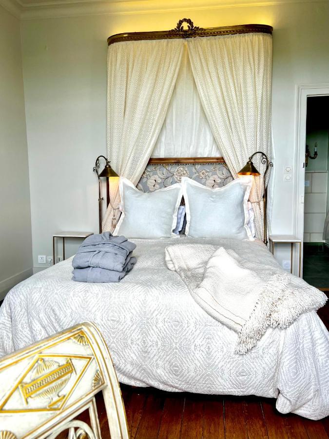 Habitación con cama grande y vistas al jardín