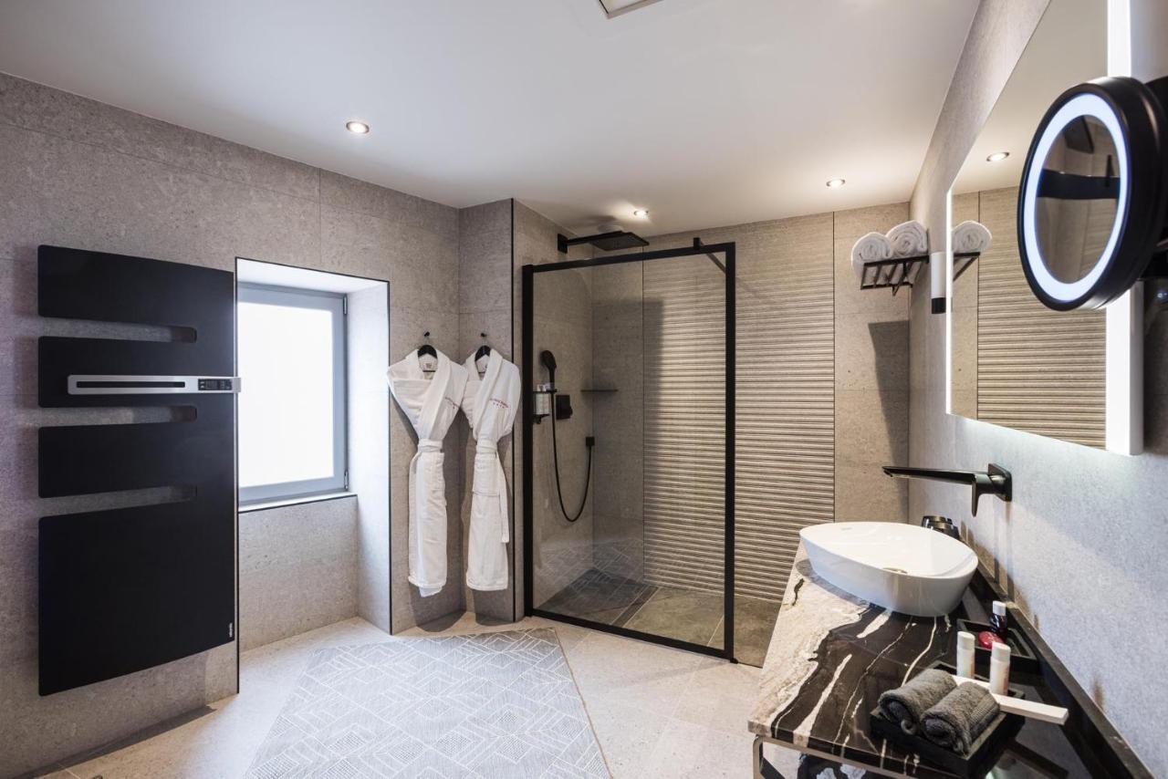 Deluxe Suite Shower Spa Bath