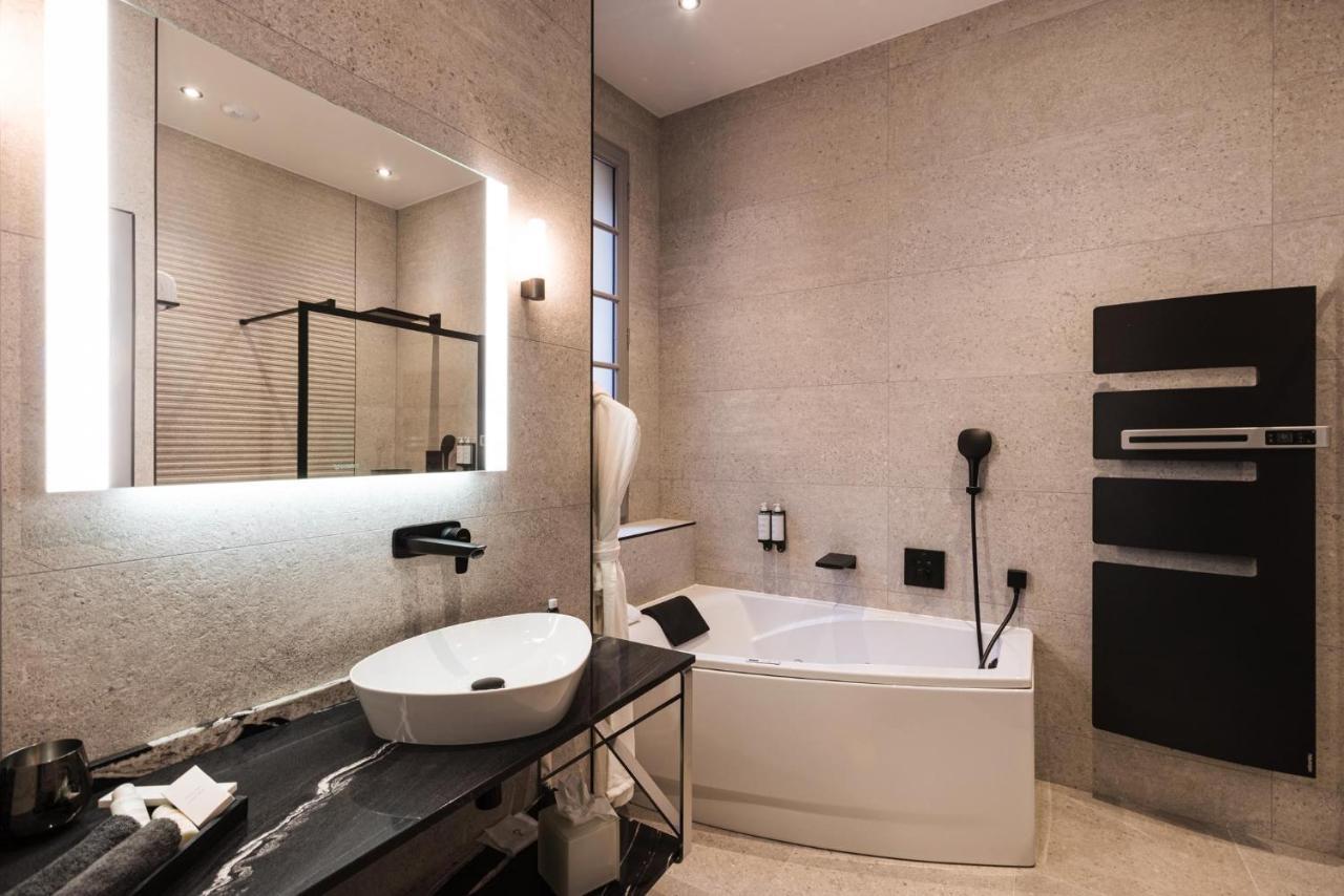 Deluxe Double Room Shower Spa Bath