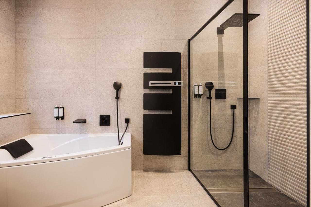 Deluxe Double Room Shower Spa Bath