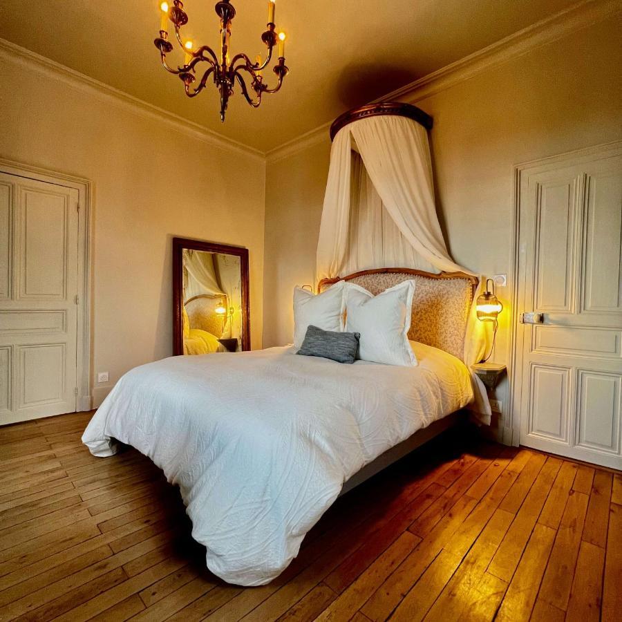Habitación con cama grande y vistas al jardín