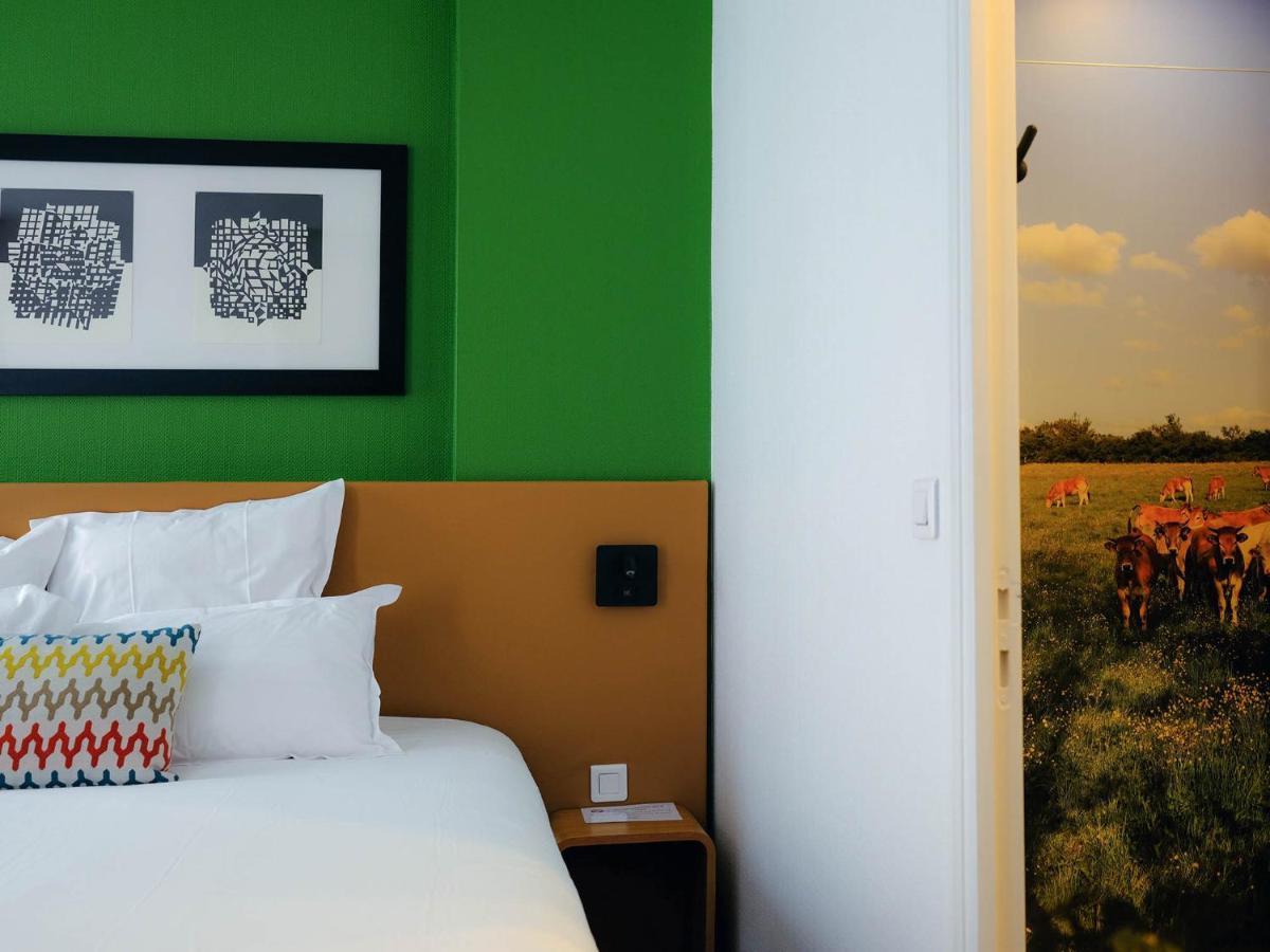 Large Comfort Room