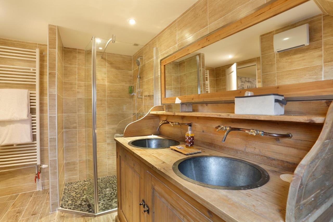 Double Room Signature