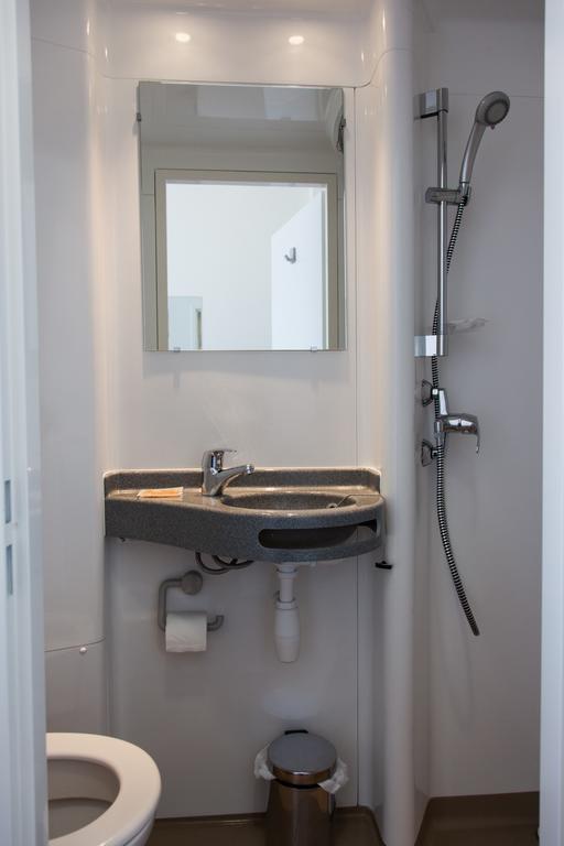 Quadruple Room Bathroom,265330085:JPEG