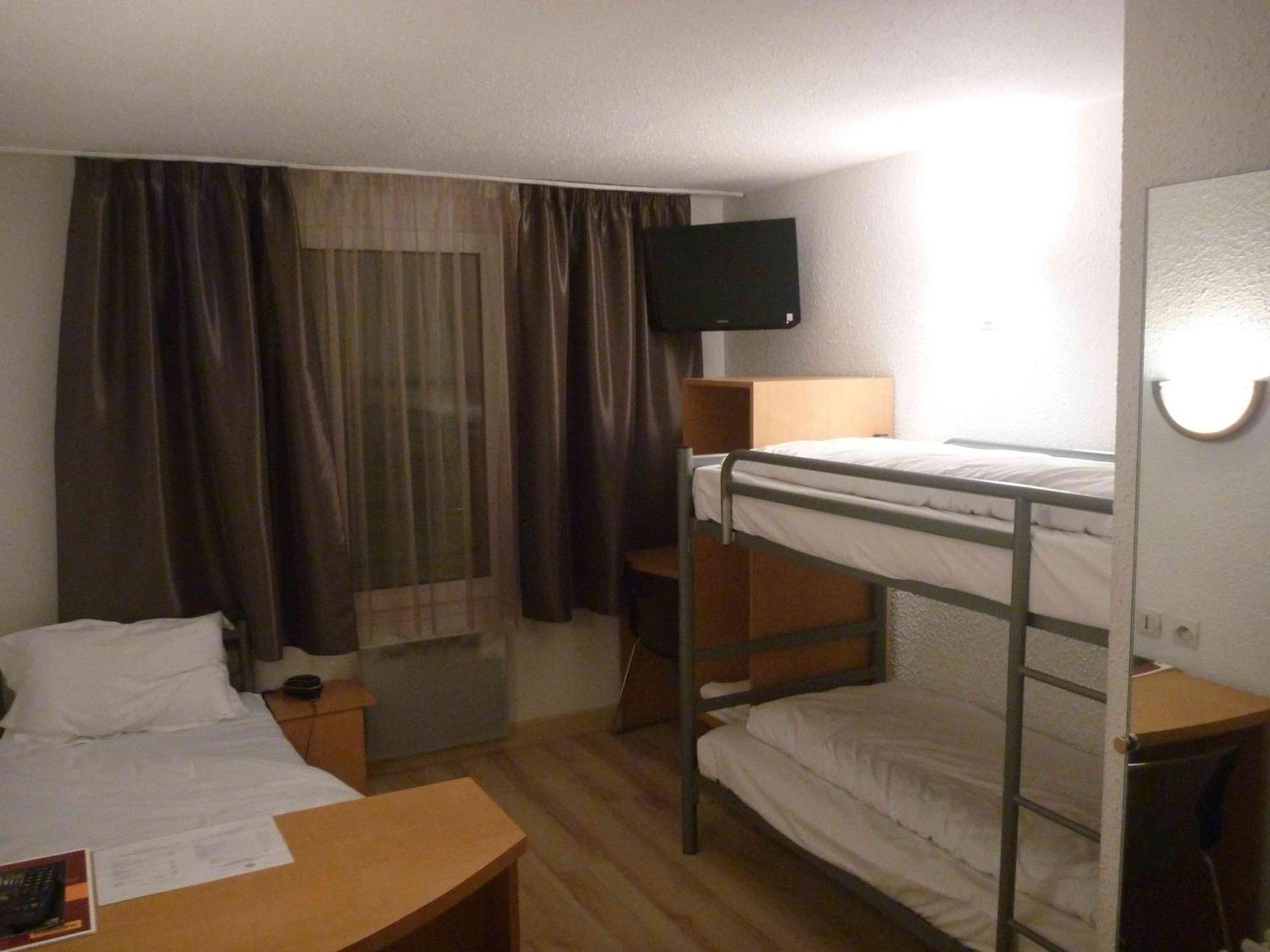 Habitación Triple - 1 cama individual y 2 literas