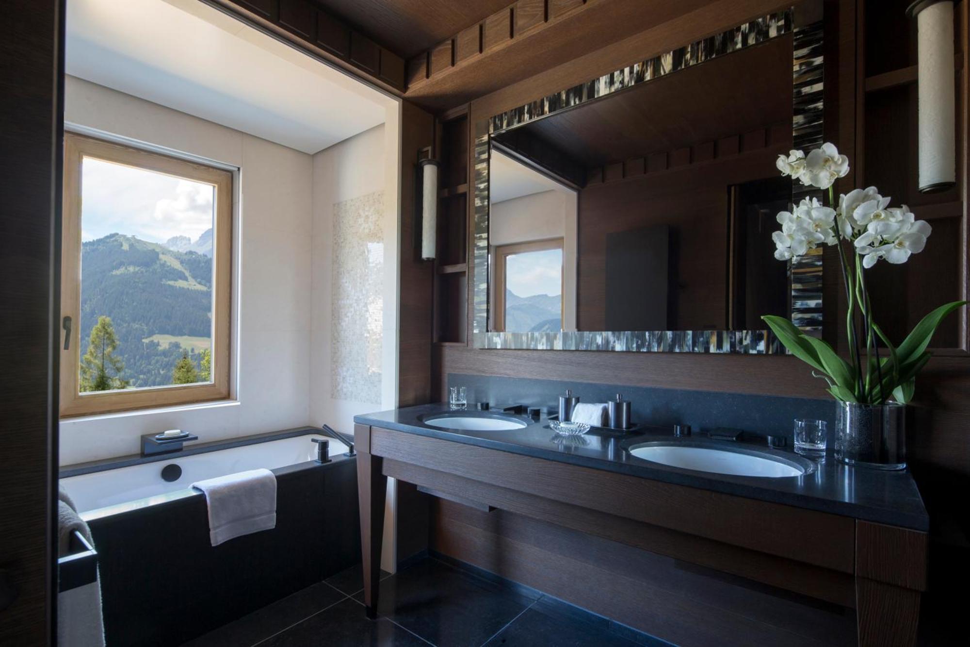 Four Seasons Room King Bed Mountain View