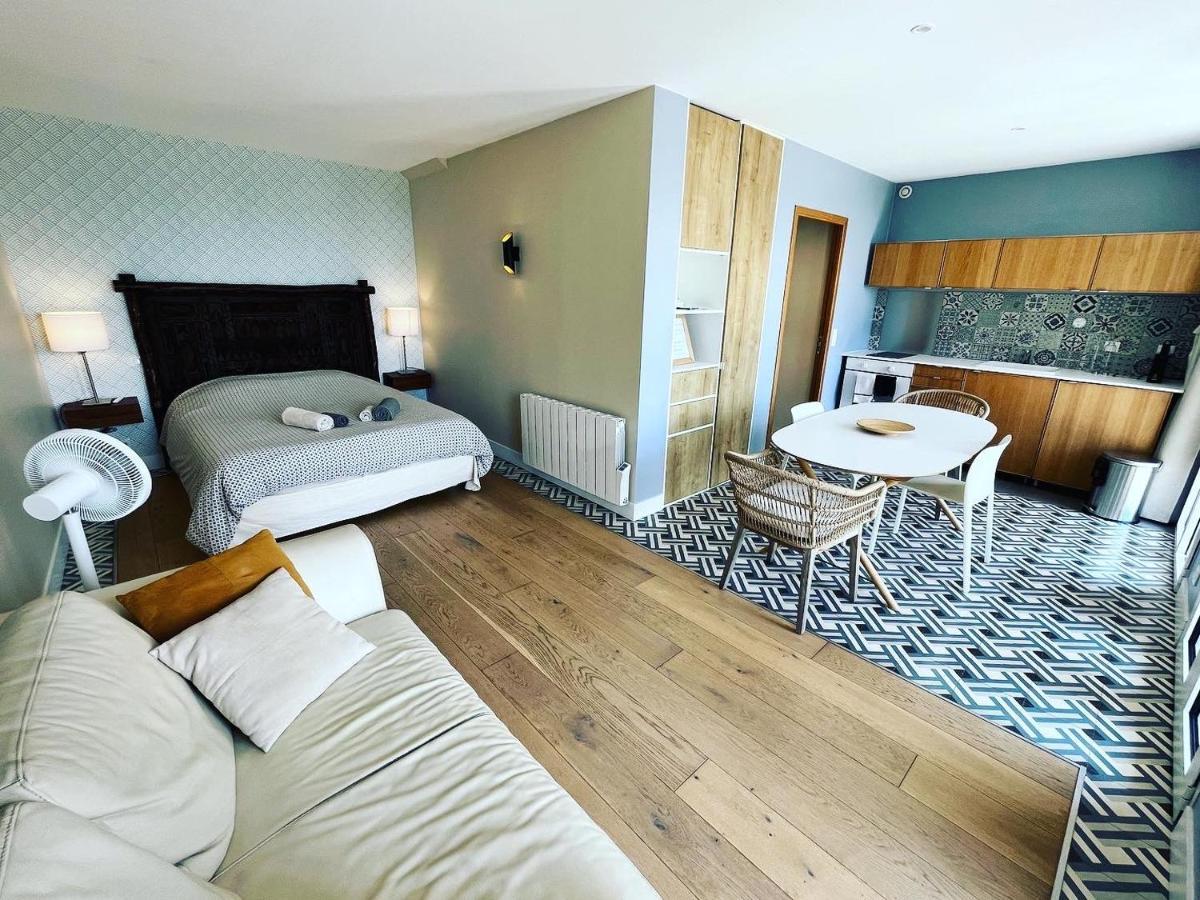 One-Bedroom Apartment Sea Side,1465963094:JPEG