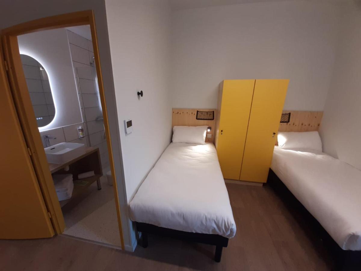 Bedroom 4 Single Beds