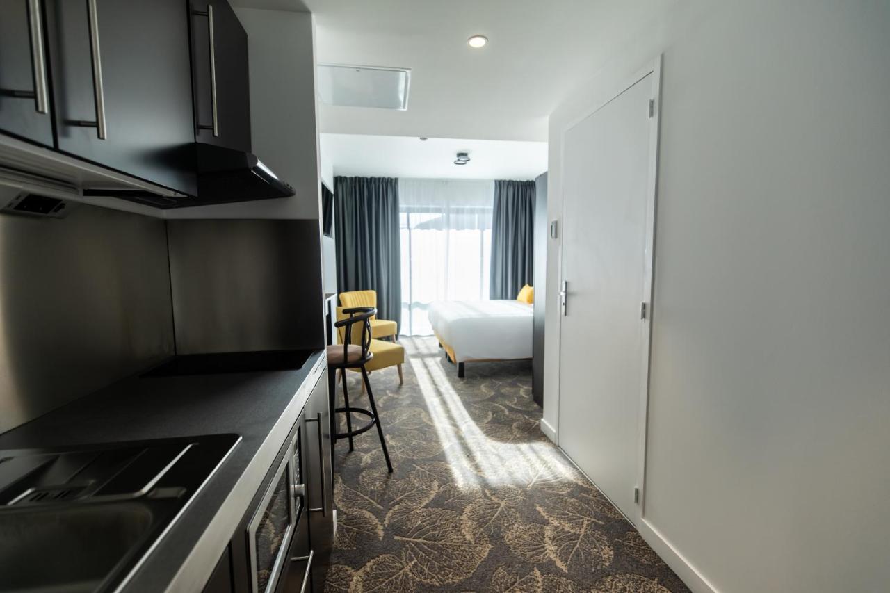 Classic Room with Balcony - Partial Basin View,1487797222:JPEG