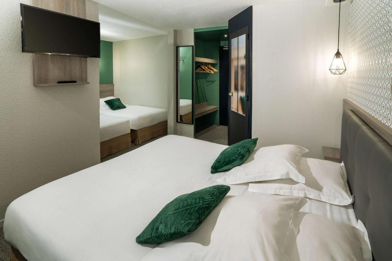 Family Room with One Queen Bed and Two Single Beds - Non-Smoking,1498500679:JPEG