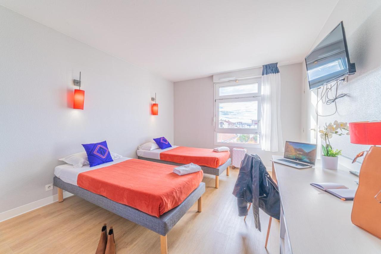 Deluxe One-Bedroom Apartment