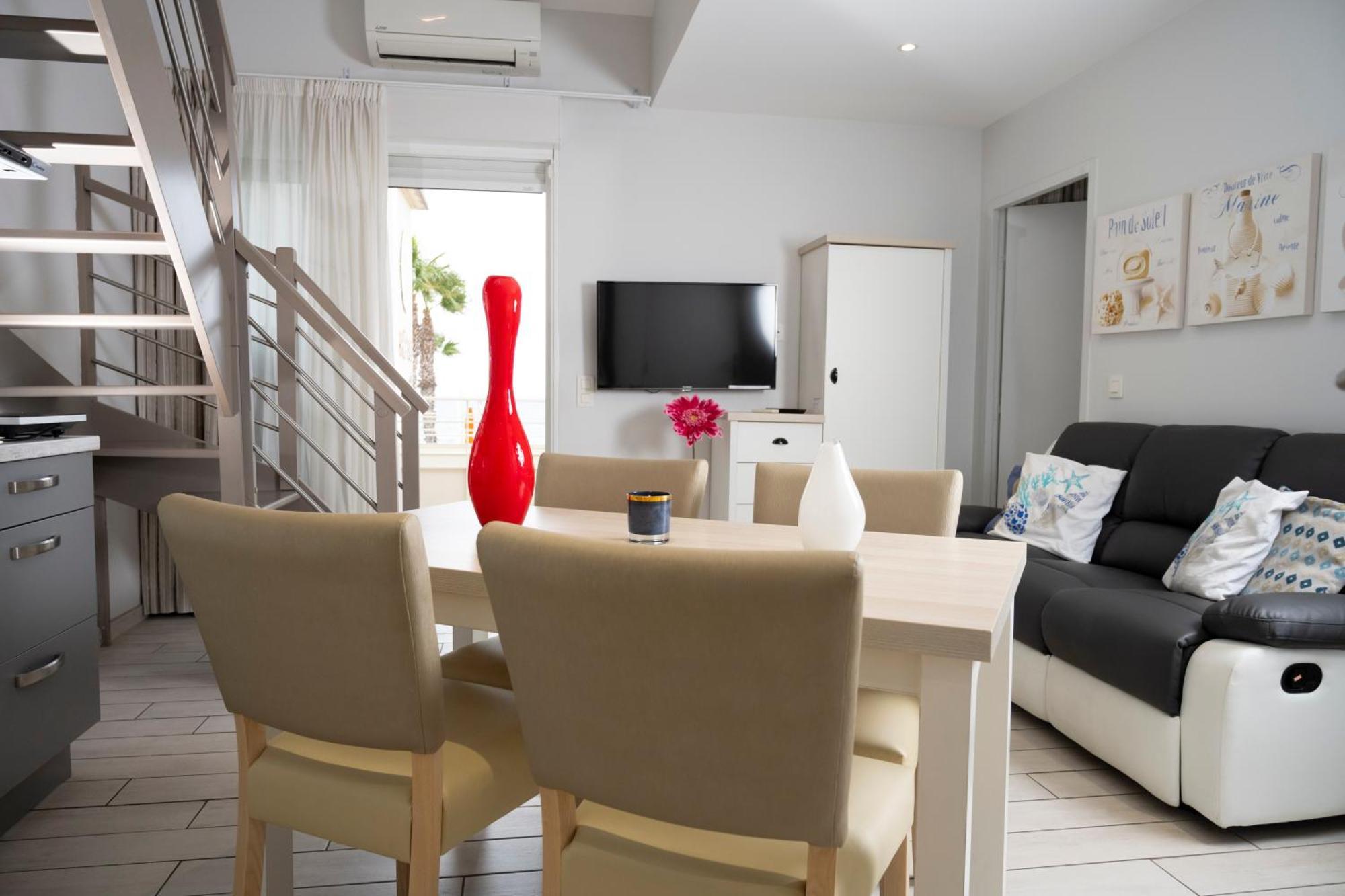 Appartamento su 2 Livelli con 2 Camere da Letto con Terrazza e Vista Mare