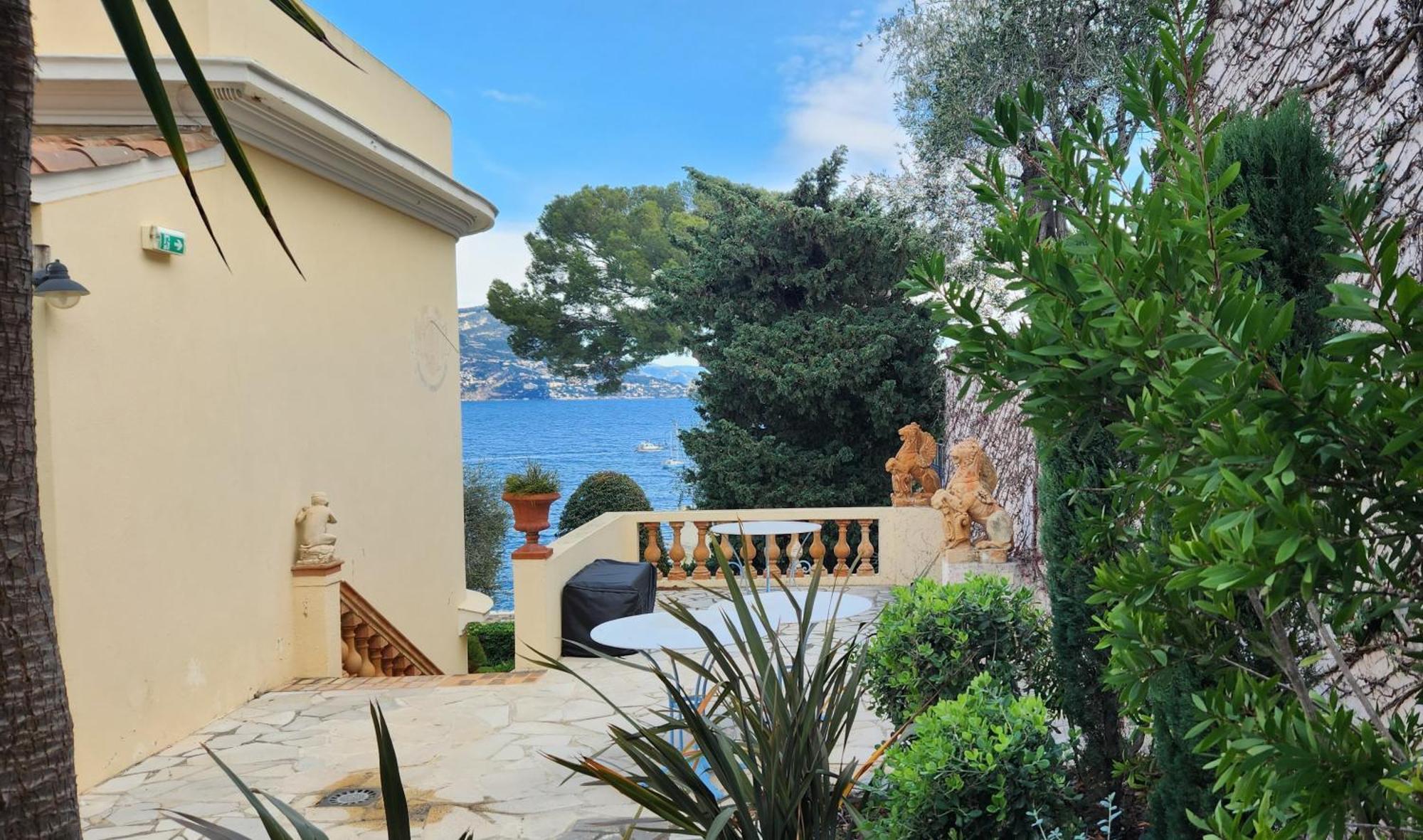 Deluxe Double Room with Side Sea View