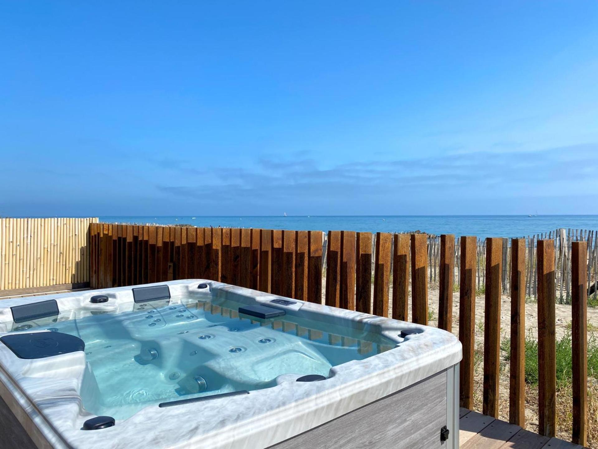 Bungalow Beach Front external bathroom