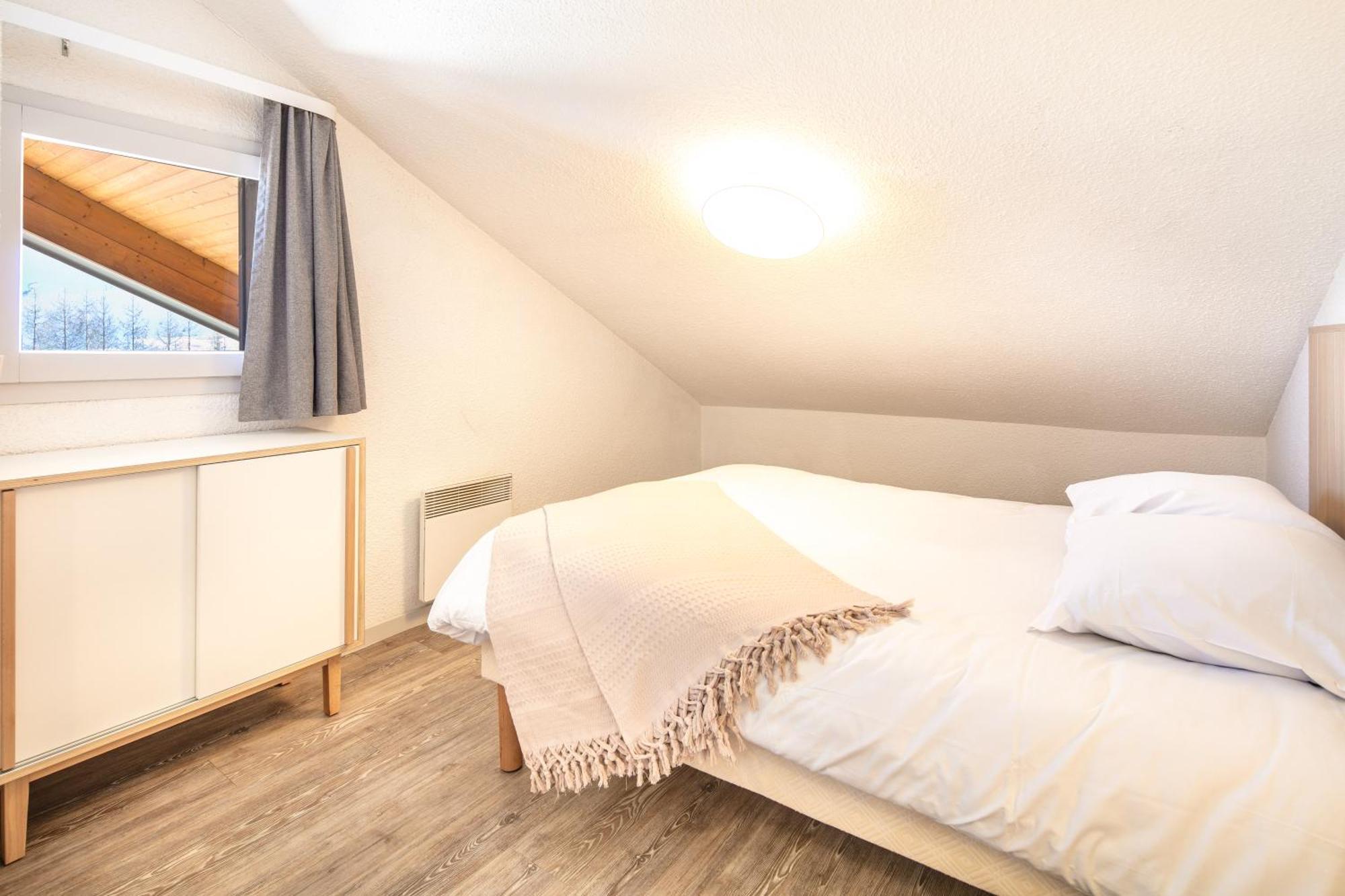 Studio with Sleeping Alcove (6 People) - South Side,1536044974:JPEG