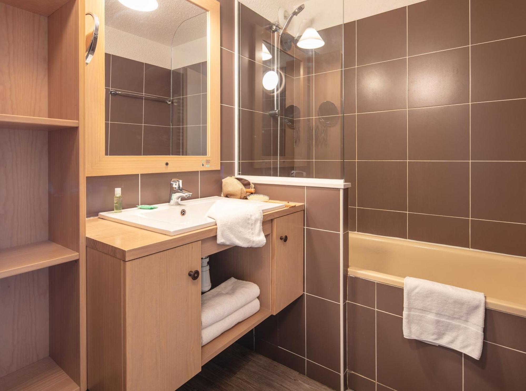 One-Bedroom Apartment with Sleeping Alcove (6 People) - South Side,1536048835:JPEG