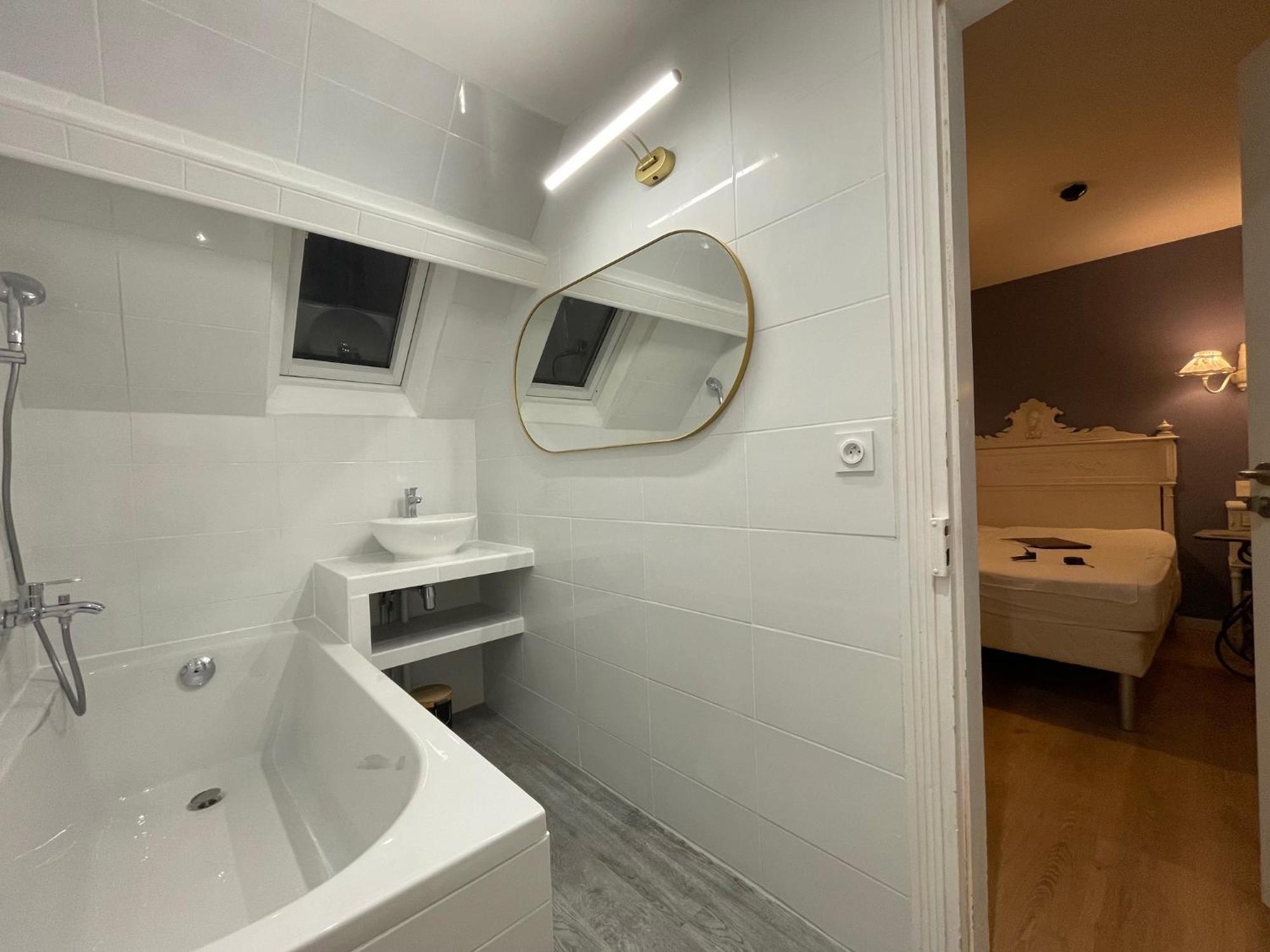 Romantic Superior Double Room Bath