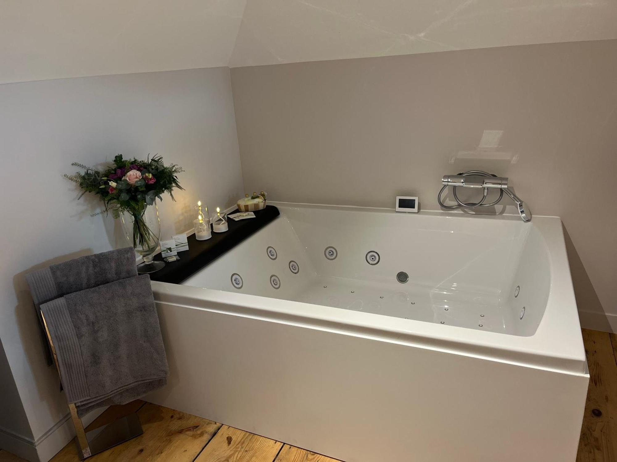 King Suite Spa Bath