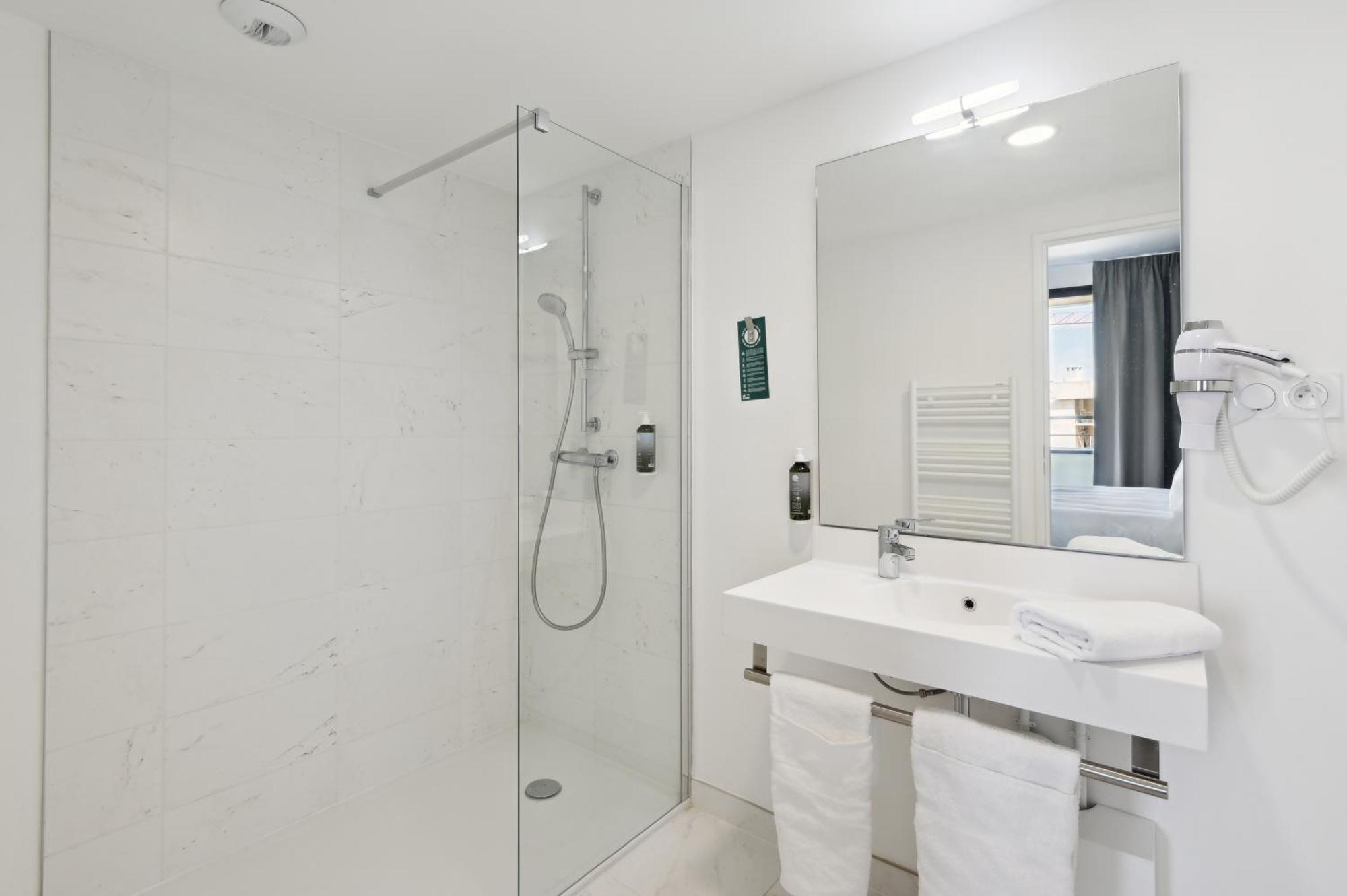 Grand Studio Confort 1 Lit Double et Canapé-Lit ou 1 Lit Superposé Cabine avec Balcon