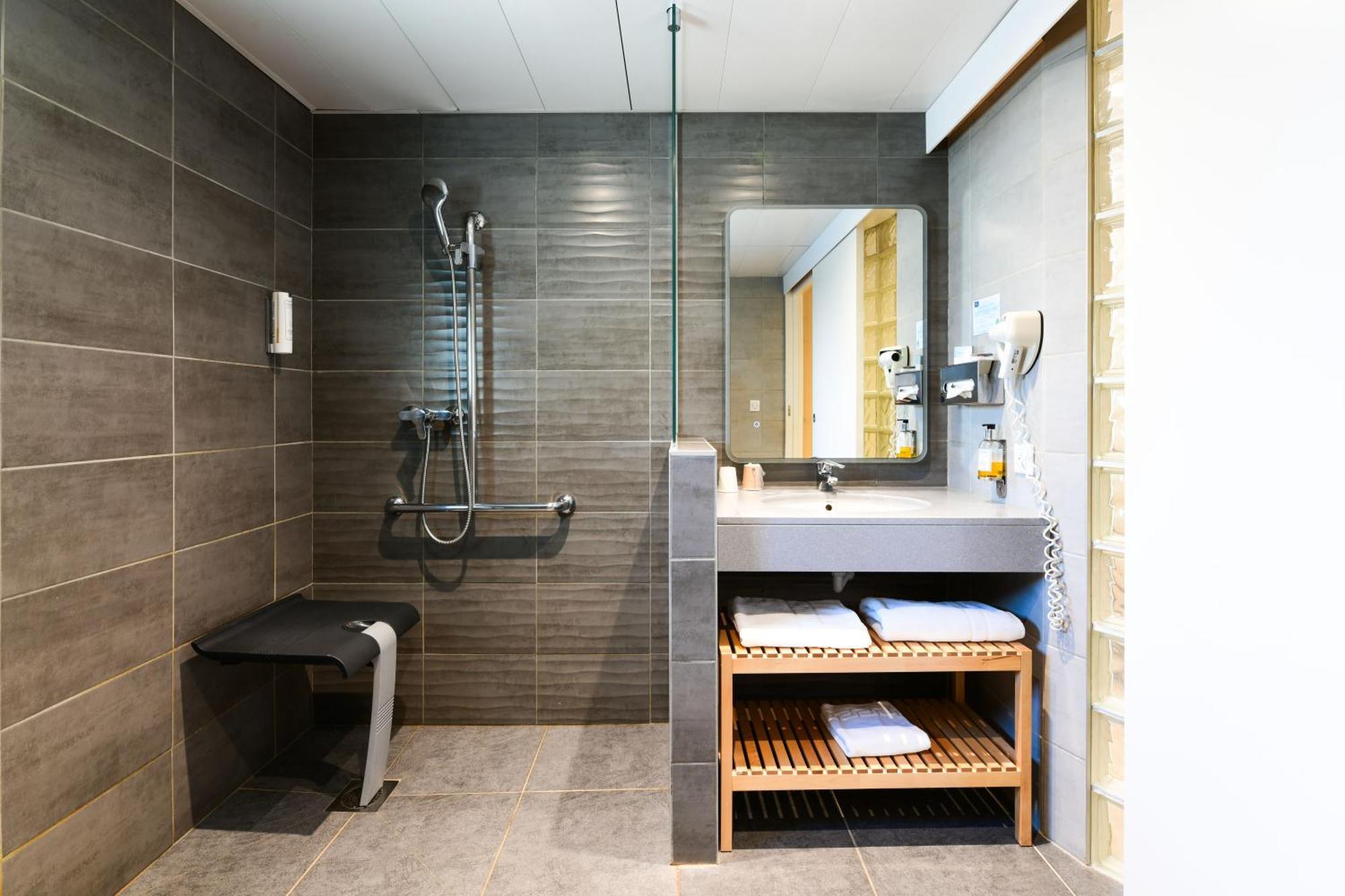 Junior Suite South shower