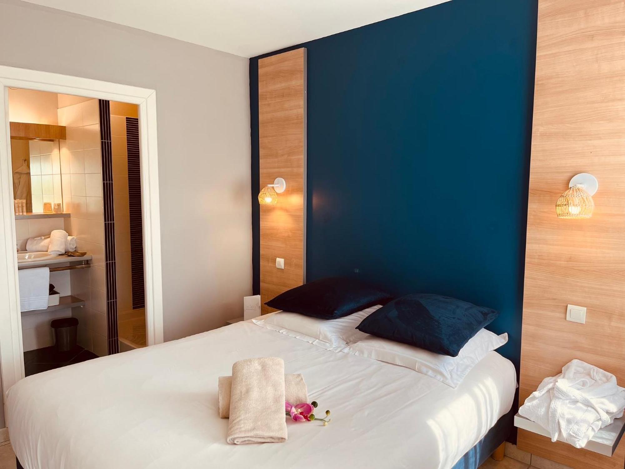 One-Bedroom Apartment swimming pool access