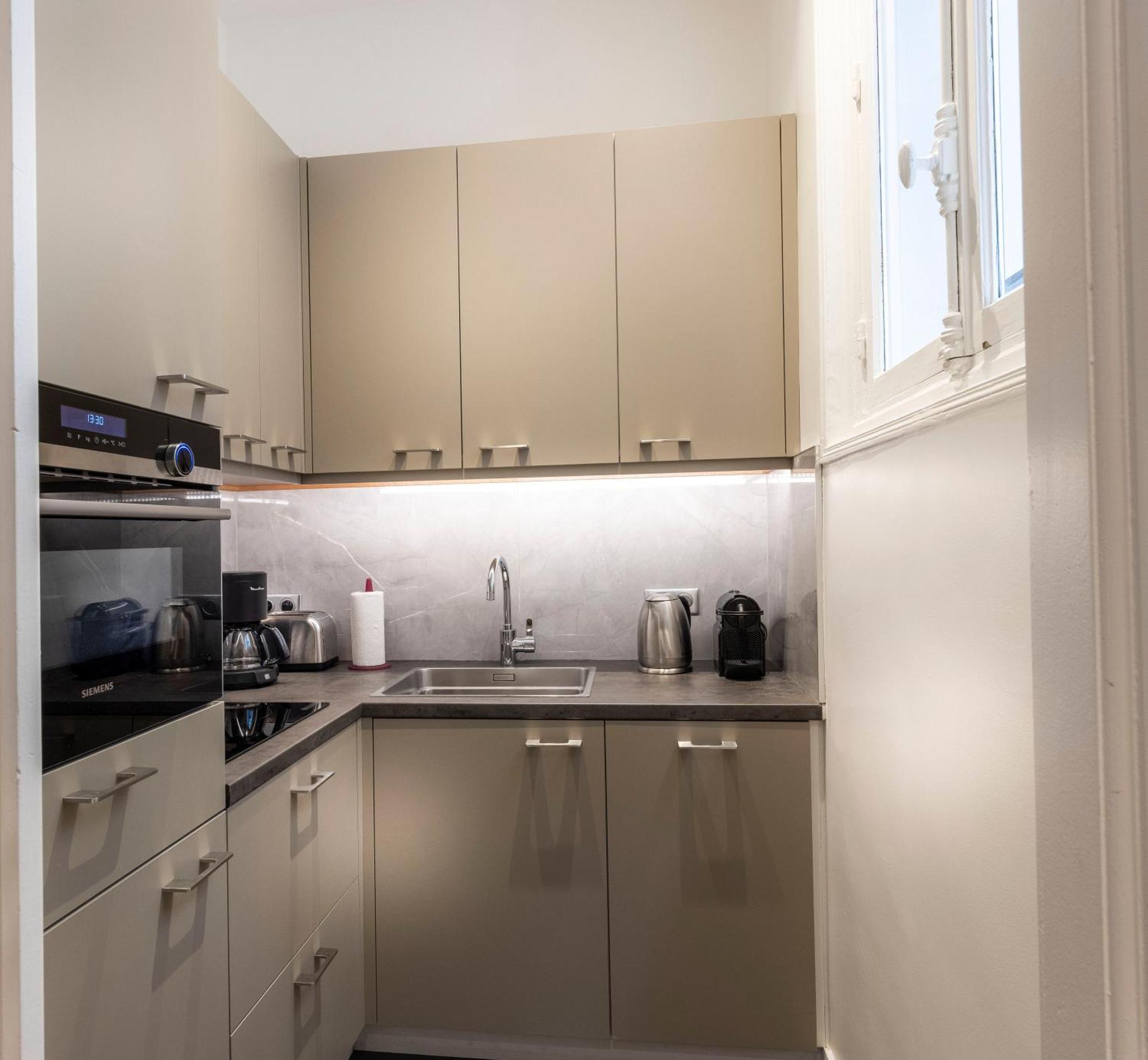 Classic One-Bedroom Apartment Courtyard View