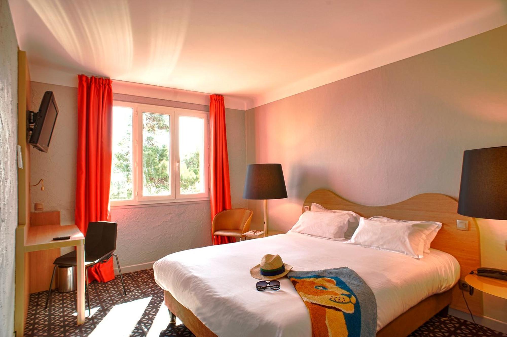 Double or Twin Room Partial Sea View