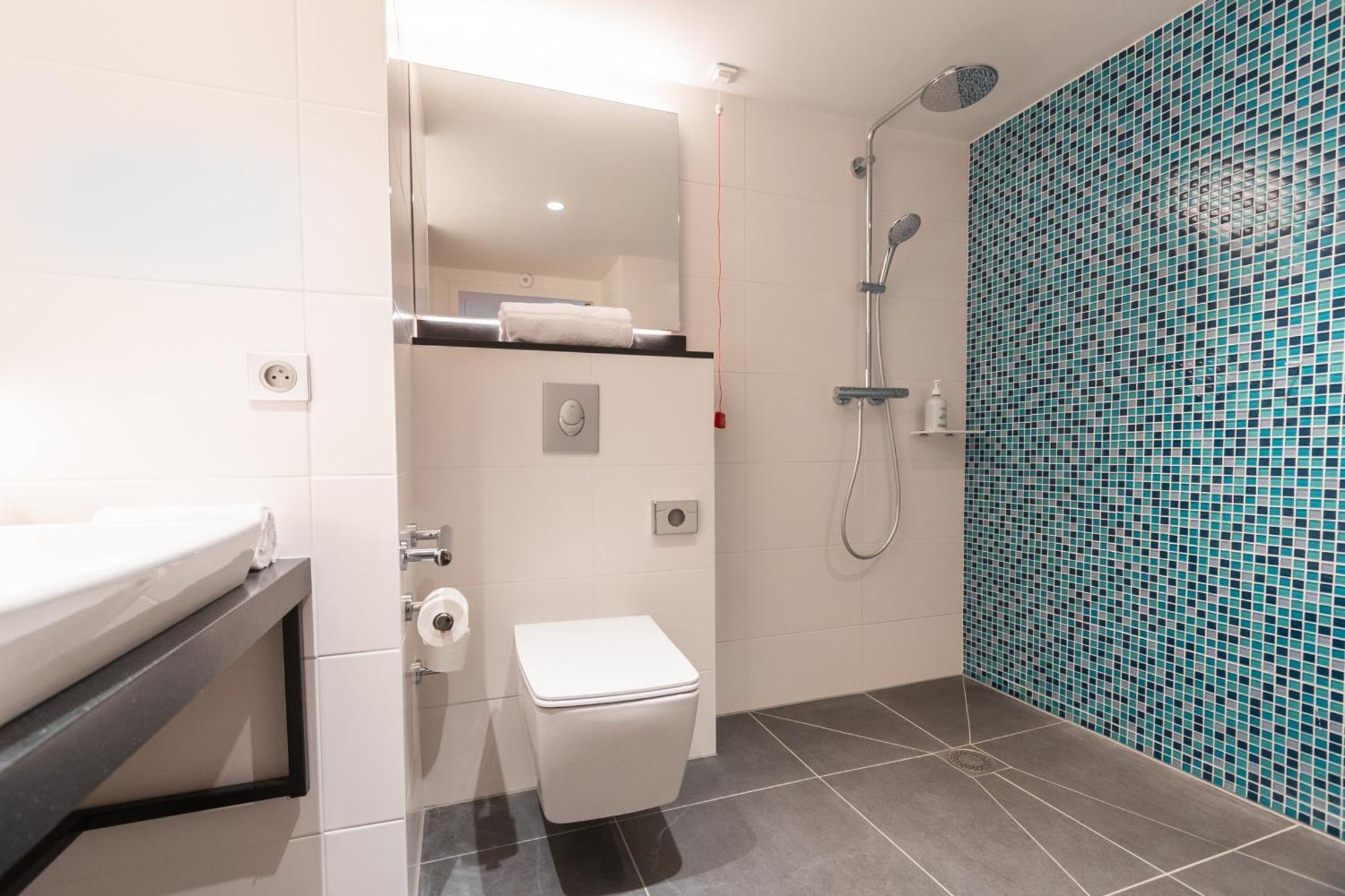 Standard Queen Room Disability Access