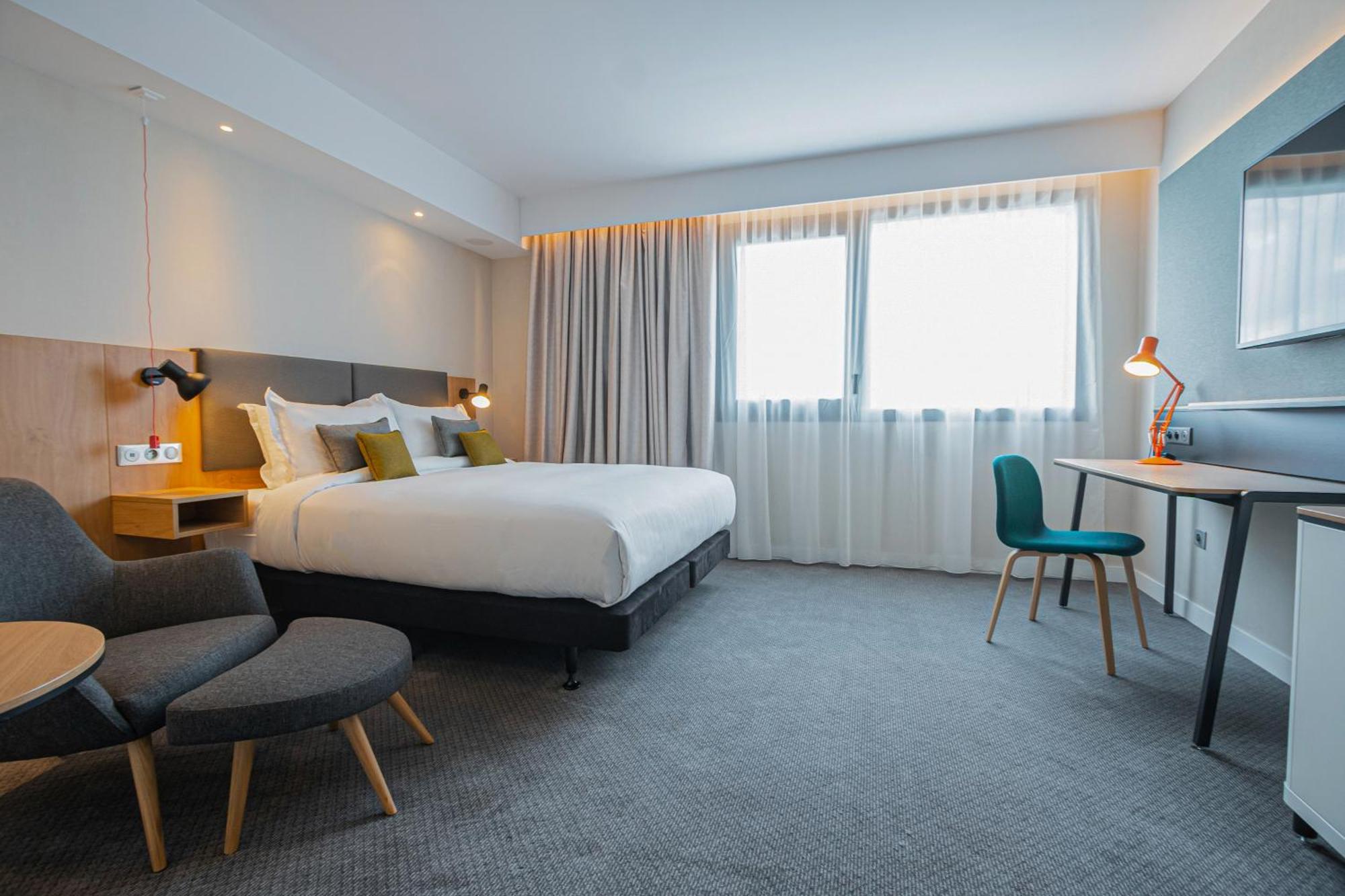 Standard Queen Room Disability Access