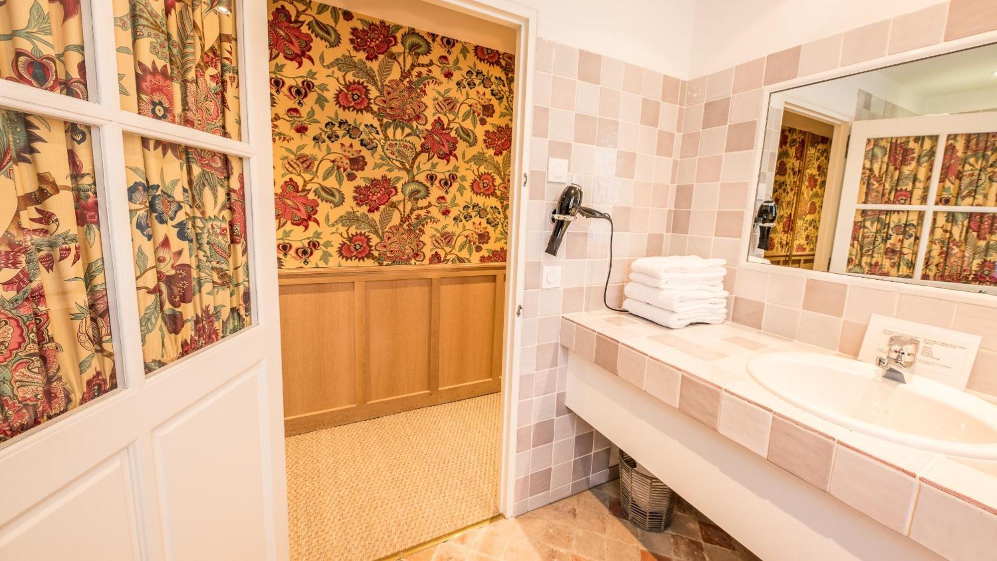 Family Suite (2 Adults + 2 Children)