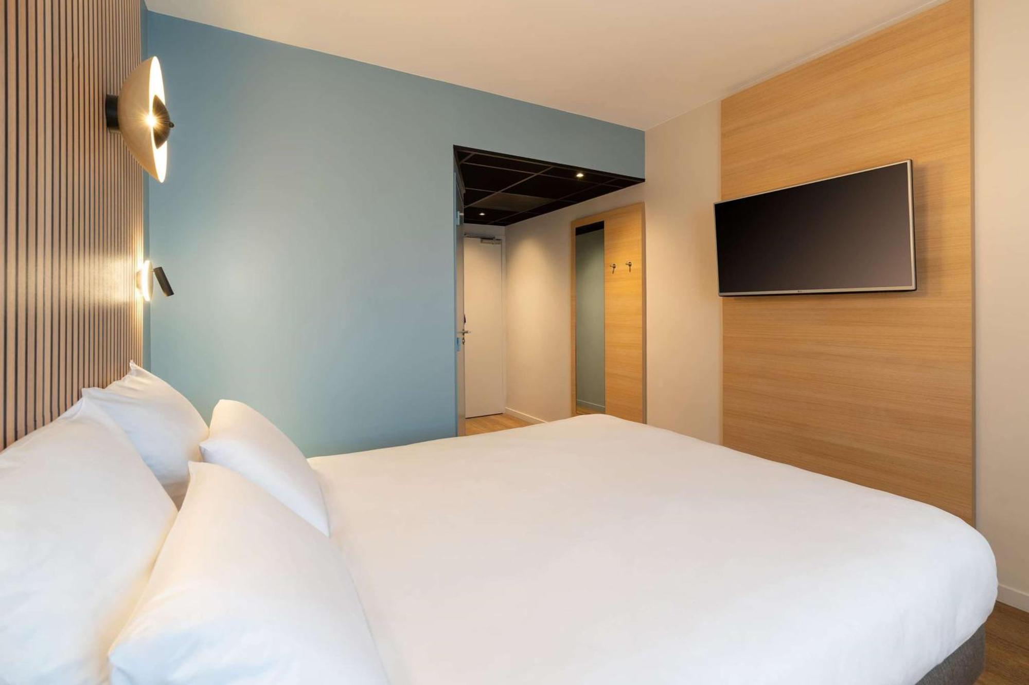 Superior Queen Room Queen Bed Non-Smoking