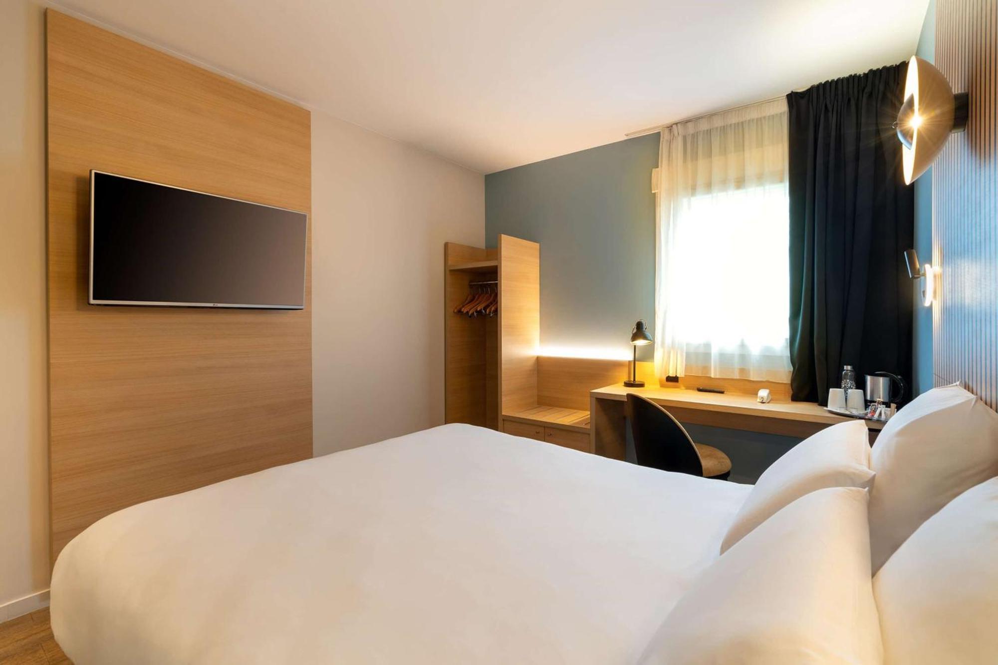 Superior Queen Room Queen Bed Non-Smoking