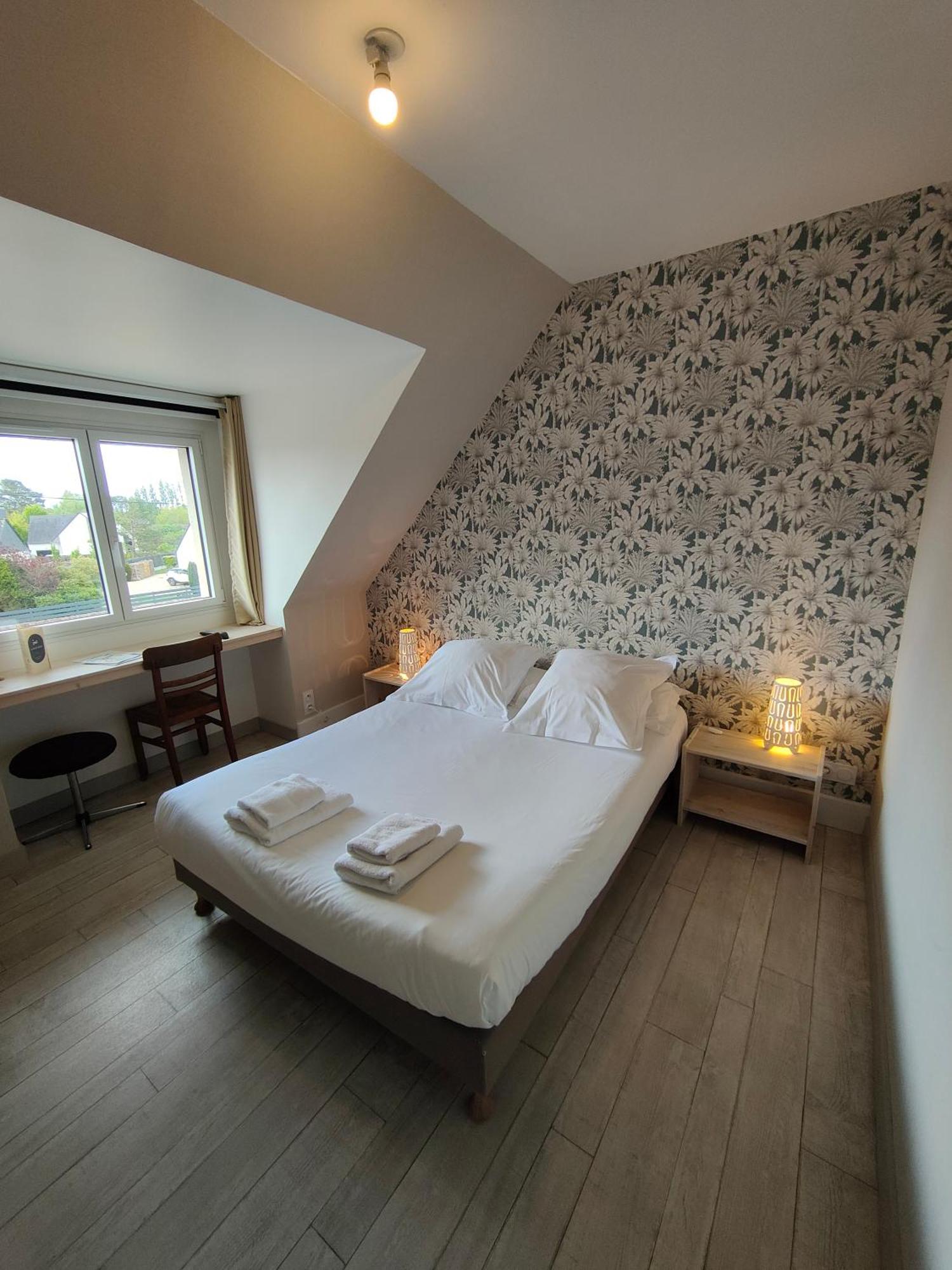 Chambre classique avec baignoire et douche sous mansarde,1563280492:JPEG