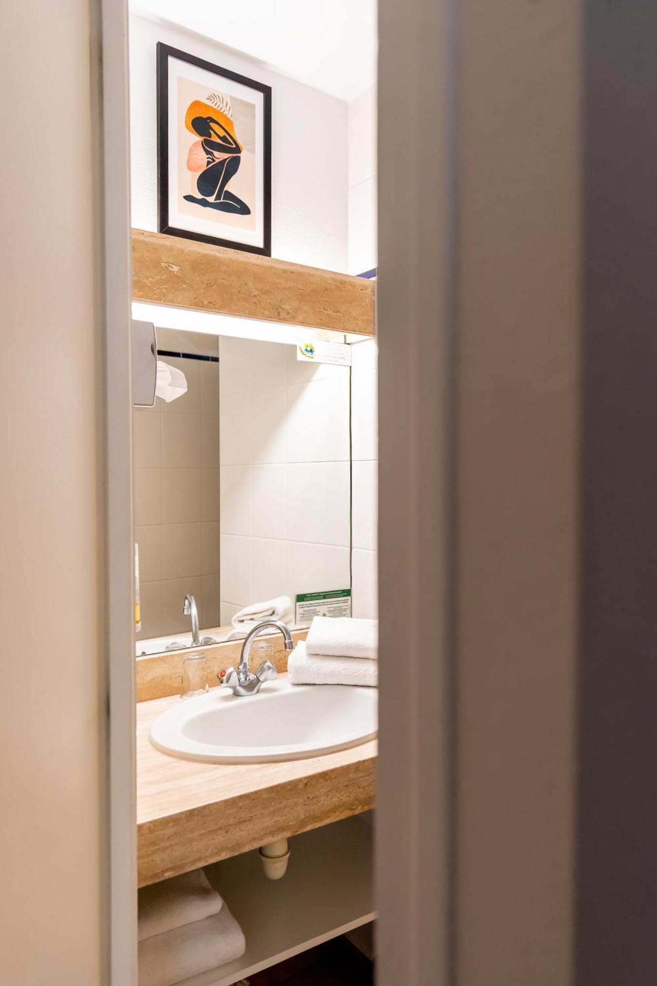 Classic Double Room Shower Skipper Building